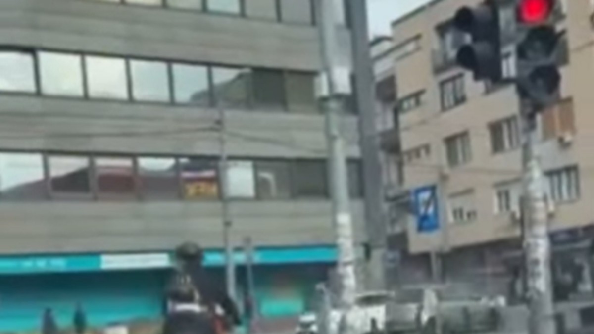 Muškarac na biciklu prolazi kroz crveno