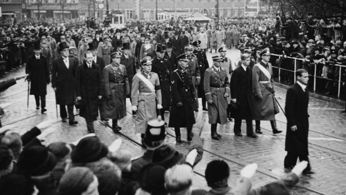 Książę Filip na pogrzebie swojej siostry Cecylii, która dołączyła do NSDAP z mężem Georgem Donatousem na początku 1937 r.