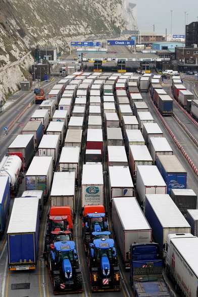 Brytyjskie ciężarówki w korku przed wjazdem do portu w Dover.