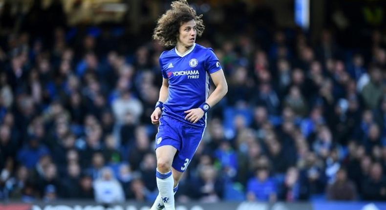 Chelsea's Brazilian defender David Luiz runs with the ball during the English Premier League football match against Southampton April 25, 2017