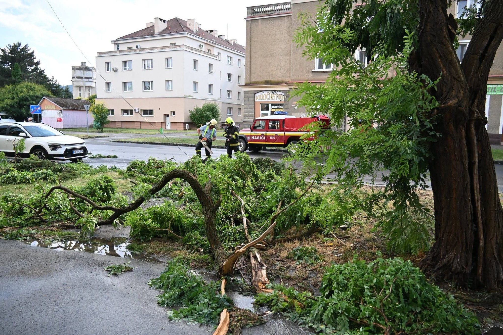 Humenné zasiahla silná búrka s krupobitím, vyvracala stromy a zaplavila ulice.