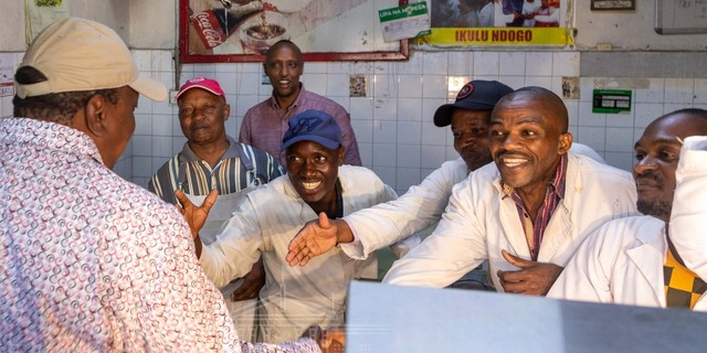 President Kenyatta catches traders unawares after driving himself to Kenyatta Market [Video] | Pulselive Kenya