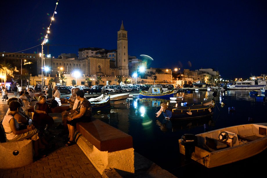 Marsaxlokk - Słynne kolorowe łodzie ozdobione okiem Ozyrysa kołyszą się na wodzie w osadzie rybackiej Marsaxlokk