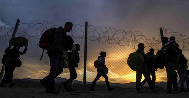 Imigranci koczujący w pobliżu granicy Grecji z Macedonią EPA/GEORGI LICOVSKI Dostawca: PAP/EPA.