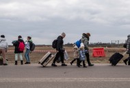 Uchodźcy z Ukrainy niedaleko przejścia granicznego Dołhobyczów-Uchrynów