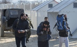 Niemiecki polityk: Zakręcić kurek z pieniędzmi krajom, które nie chcą uchodźców