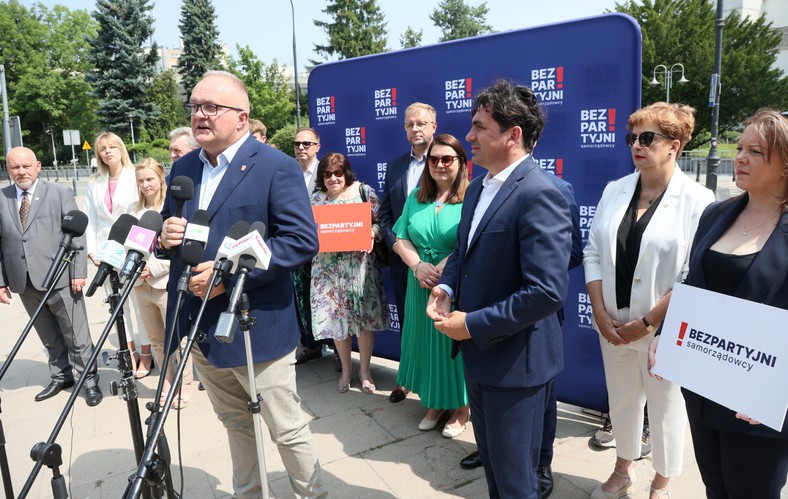 W przeszłości Eligiusz Komarowski działał w SLD, z kolei w ostatnich latach zawarł koalicję z PiS i związał się z Bezpartyjnymi Samorządowcami. Na zdjęciu konferencja z lipca 2023 r. w Warszawie