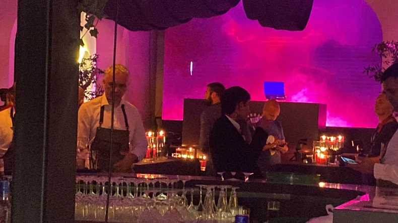 Reper Mili sam za šankom