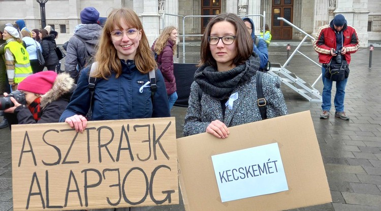 Diáktüntetés a Kossuth téren a tanárok melletti szolidaritási akció keretében