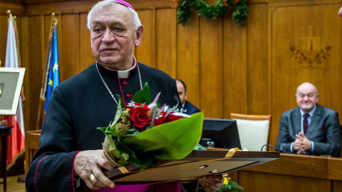 Biskup Andrzej Suski odbiera tytuł Honorowego Obywatela województwa kujawsko-pomorskiego