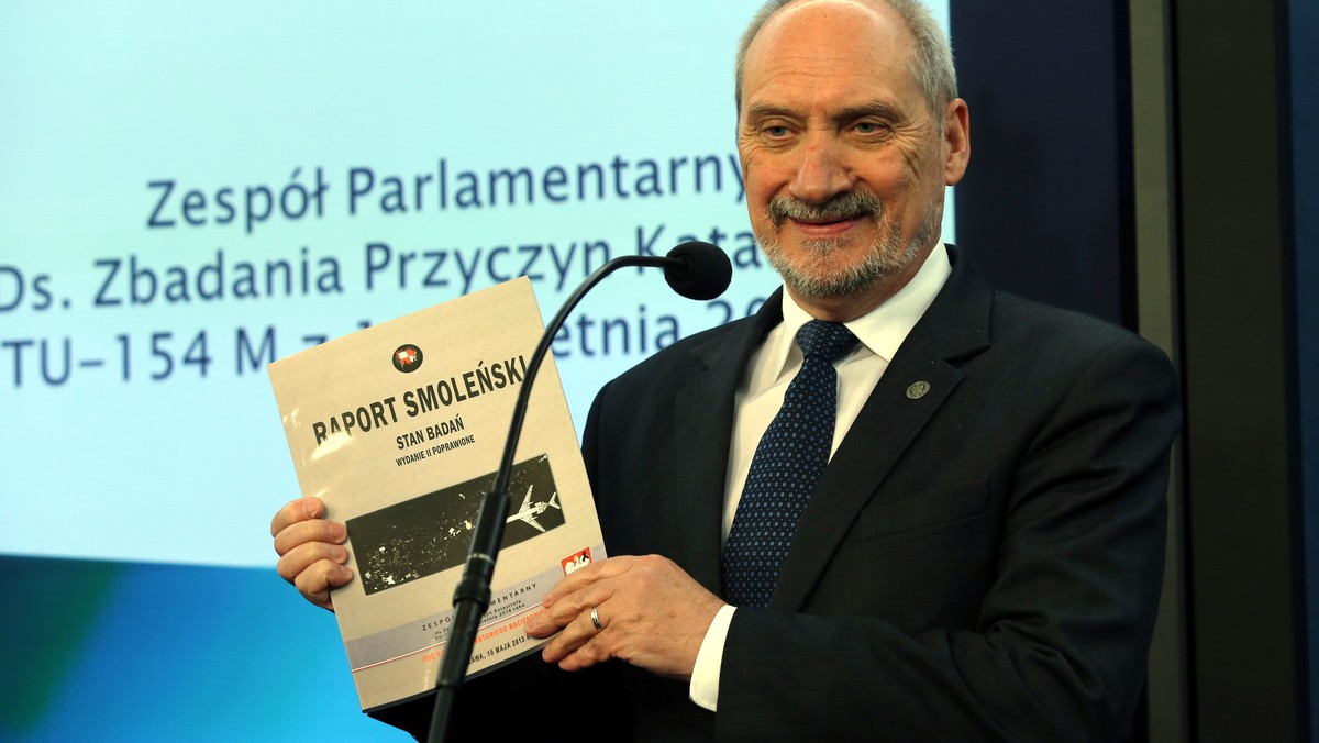 Prof. Jacek Rońda i prof. Jan Obrębski - eksperci współpracujący z komisją Antoniego Macierewicza - nie są specjalistami w zakresie badania przyczyn katastrof lotniczych - podkreślili rektorzy Akademii Górniczo-Hutniczej i Politechniki Warszawskiej we wspólnym oświadczeniu.