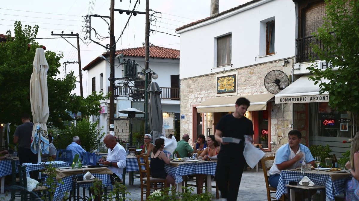 Grecia a depășit criza datoriilor, dar riscă să rămână „țara chelnerilor”. Ce vulnerabilități ascunde economia
