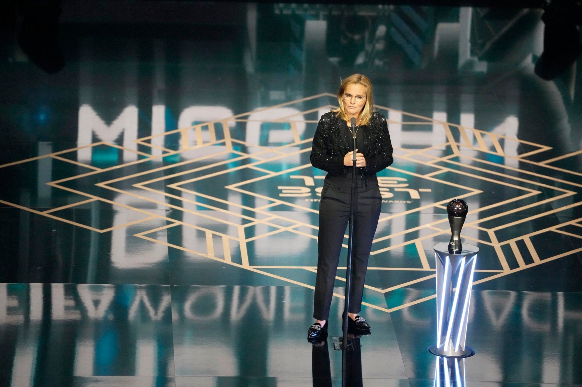 Slávnostný galavečer The Best FIFA: Trénerka Anglicka Sarina Wiegmanová preberá ocenenie.