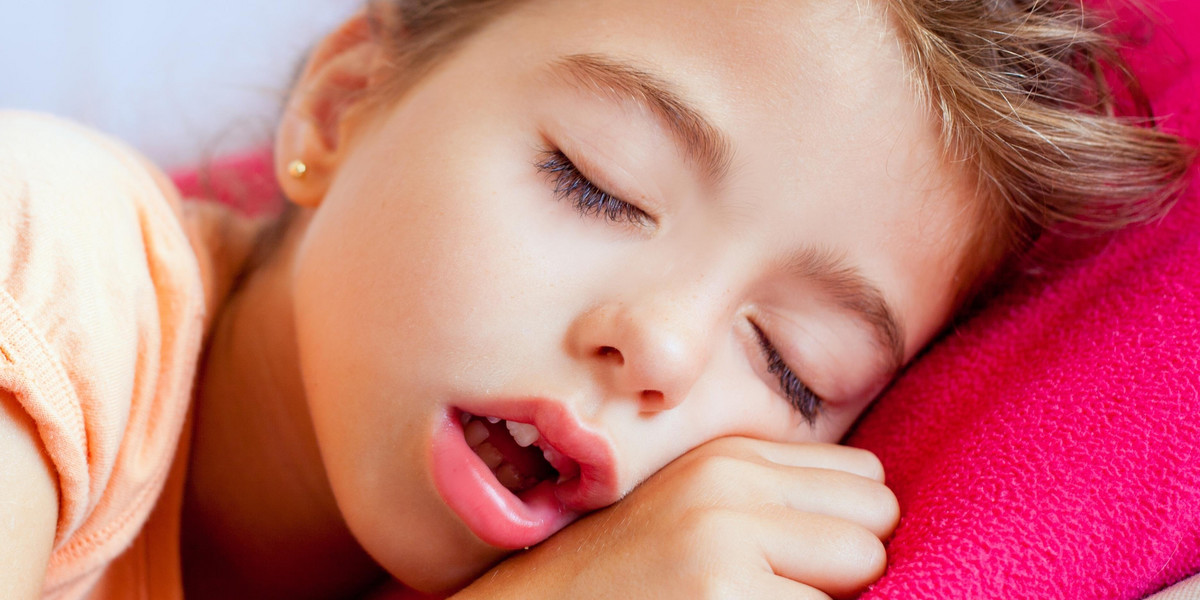Spanie z otwartą buzią może powodować problemy zdrowotne i behawioralne