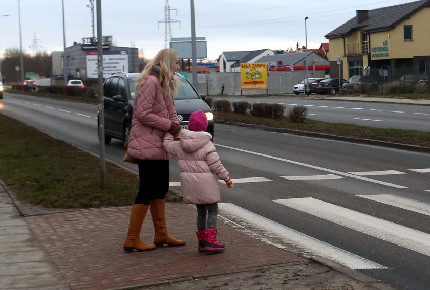 Przejście dla pieszych przy skrzyżowaniu ul. Płka. Dąbka i Staniewicza na Pogórzu w Gdyni. To miejsce jest bardzo niebezpieczne