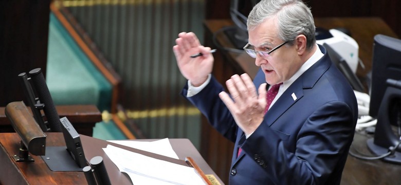 Gliński tłumaczy się w Sejmie ze skandalu i... bije w opozycję. "Igracie z ogniem, będziecie się wstydzić przed historią!"