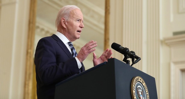 epa09781747 US President Joe Biden delivers remarks on Russia's invasion of Ukraine, in the East Room of the White House in Washington, DC, USA, 24 February 2022. Biden earlier participated in a virtual meeting with G7 leaders to discuss their unified response to the invasion, which the White House has called an 'unprovoked and unjustified attack on Ukraine'. EPA/MICHAEL REYNOLDS Dostawca: PAP/EPA.