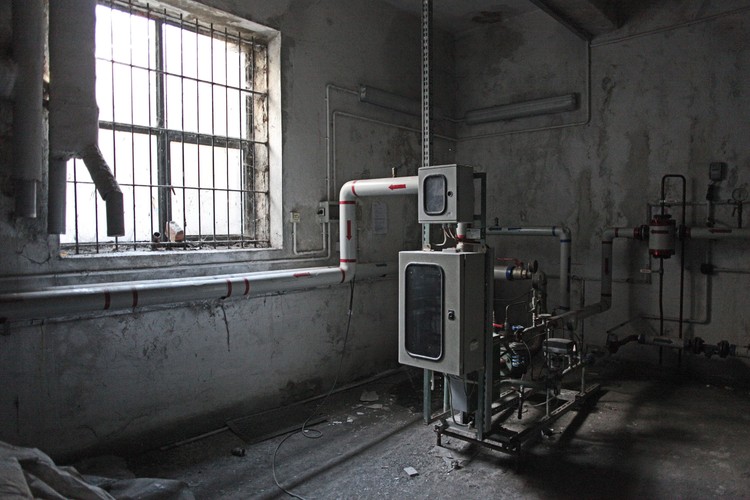 KRAKÓW. Schron przeciwatomowy zamieniony w parking samochodowy na Osiedlu Hutniczym