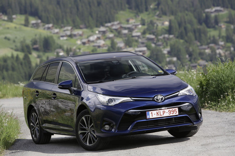 Toyota Avensis po liftingu - nie odstaje od konkurentów