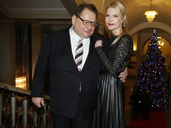 Poprawnie tylko na pierwszy rzut oka. Detale "położyły" stylizację żony Ryszarda Kalisza