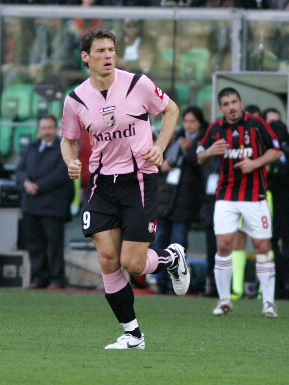 Radosław Matusiak w barwach US Palermo. W tle Gennaro Gattuso z AC Milan