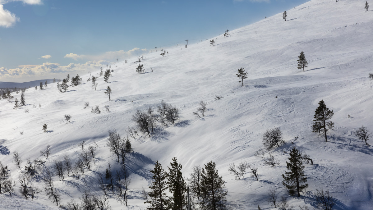 Lawina porwała narciarzy w Finlandii. Matka nie żyje, trwają poszukiwania dziecka