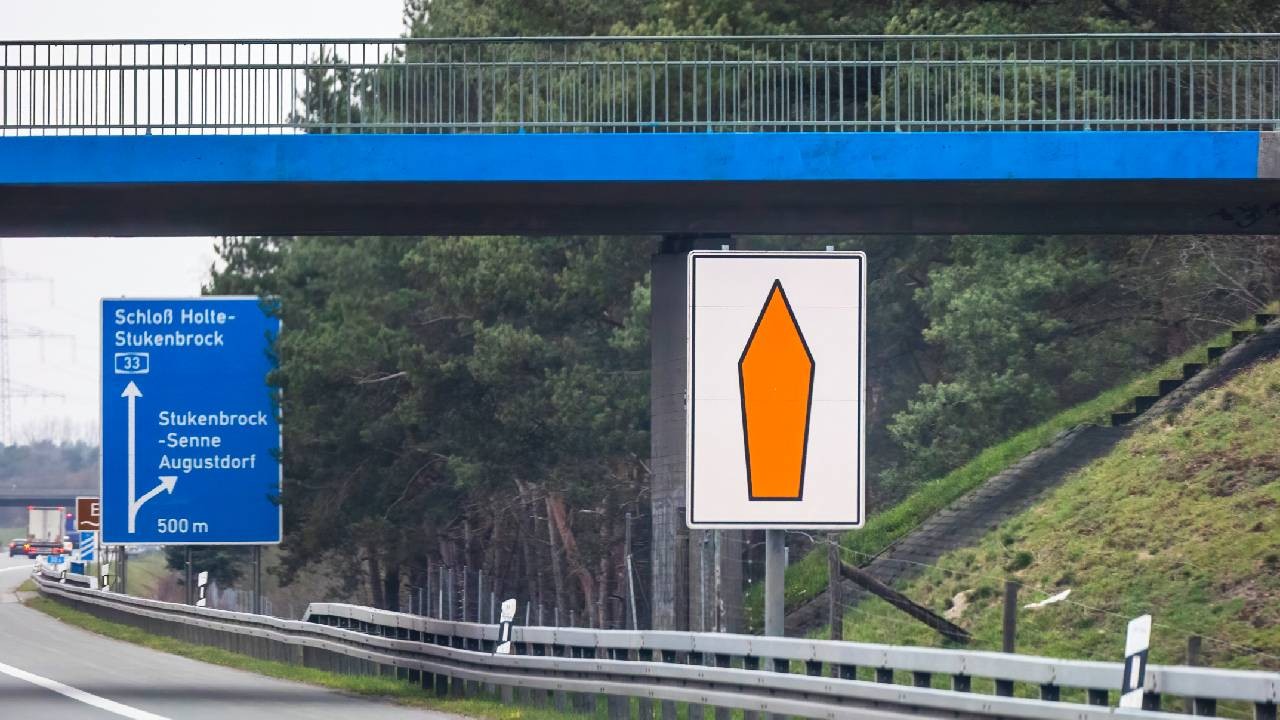 Semnul rutier care induce în eroare mulți șoferi în Germania: ce înseamnă săgeata portocalie pe fond alb de pe autostradă