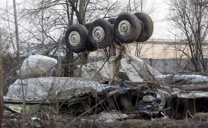 Na zdjęciu archiwalnym z 11.04.2010 r. wrak prezydenckiego samolotu Tu-154 na miejscu katastrofy w Smoleńsku