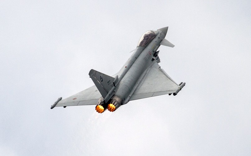 Pokaz włoskiego Eurofightera podczas Międzynarodowych Pokazów Lotniczych Air Show 2015 w Radomiu  <br><br>fot. (mr) PAP/Michał Walczak