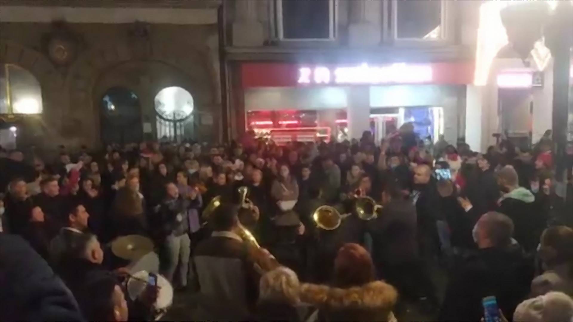 Beograđani se provodili i posle 18 sati - reprizu Nove godine slavili uz kolo i trubače