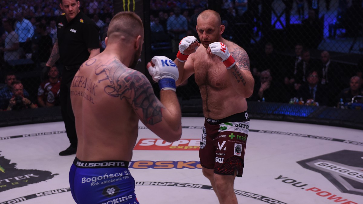 Michał Andryszak bardzo szybko uporał się z Michałem Kitą podczas gali KSW 39 na Narodowym. Walka na gali KSW 39 "Colosseum" skończyła się już po minucie i 14 sekundach. Andryszak najpierw trafił rywala podbródkowym, a potem duszeniem zmusił Kitę do poddania.