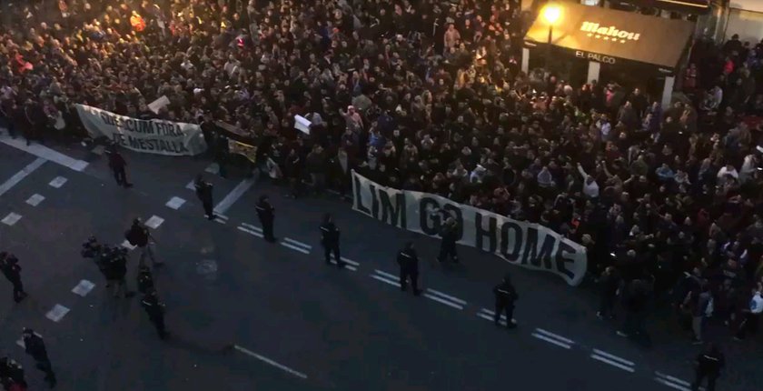 "Oszust!". Kibice protestowali pod stadionem