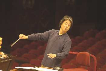 Takuo Yuasa podczas próby z orkiestrą Filharmonii Narodowej, (fot. Marek Suchecki)