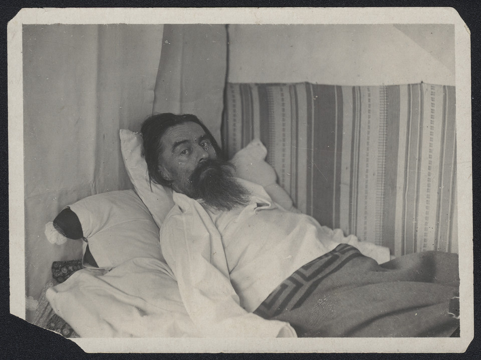 Autor nieznany, "Kazimierz Malewicz, leżący w łóżku" (1934-35 r.)
