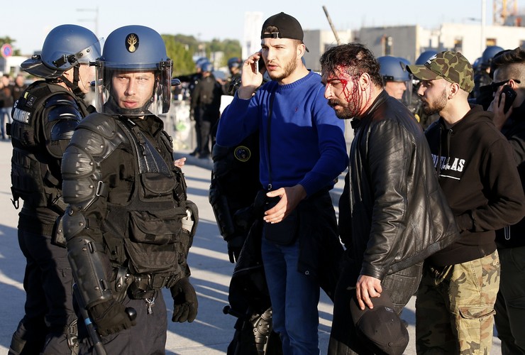 Tureccy kibice starli się z francuską policją. Fani Lyonu wbiegli na boisko