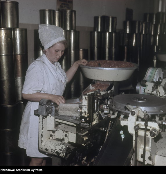 Kobieta pracująca przy maszynie służącej do automatycznego zawijania cukierków w papierki. Fabryka Cukrów i Czekolady "Ślązak" w Raciborzu - 1970 rok- - Narodowe Archiwum Cyfrowe