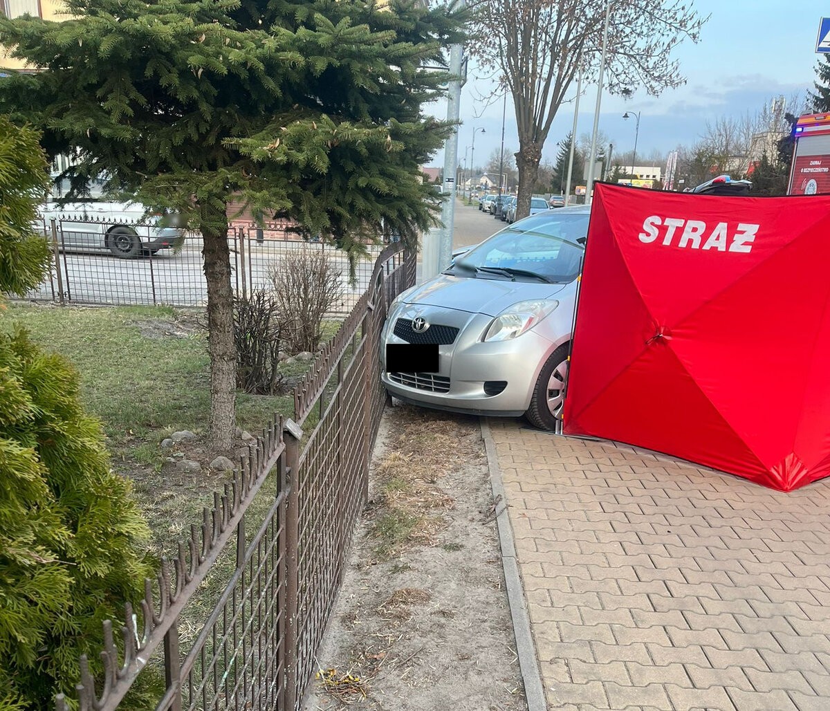 Seniorka wjechała autem w ogrodzenie komisariatu w Dęblinie. Nie żyje