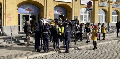 Przedstawiciele branży ślubnej protestują we Wrocławiu