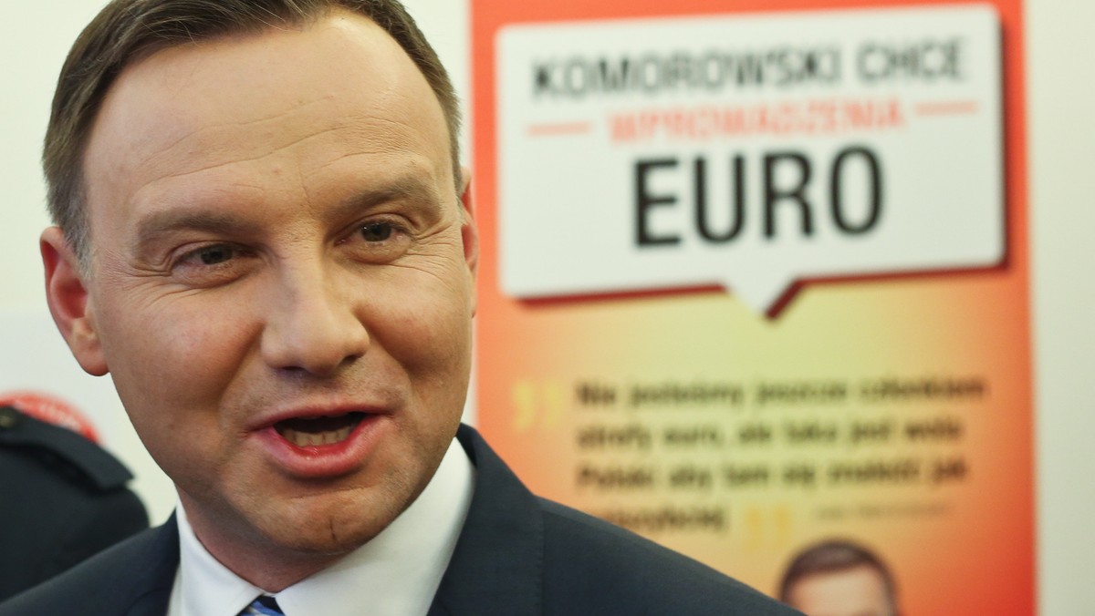 Kandydat PiS na prezydenta Andrzej Duda podkreślił w środę w Stalowej Woli, że to bardzo dobrze, że Polska jest w Unii Europejskiej. Zaznaczył jednak, że powinniśmy prowadzić swoją politykę, a nie płynąć w głównym nurcie, który oznacza m.in zgodę na dekarbonizację, czyli "katastrofę dla polskiego przemysłu energetycznego".