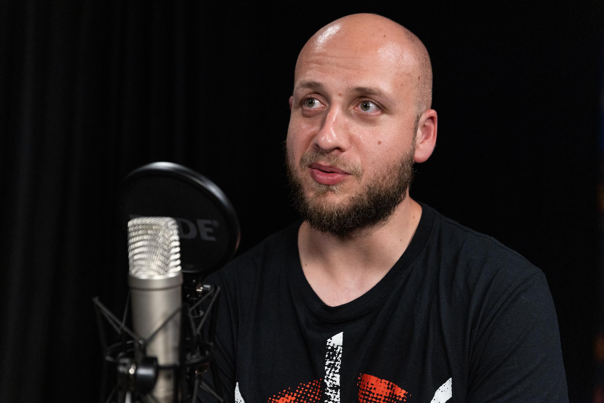 Matej Makovický je stand-up komik Silných Rečí, scenárista či tvorca podcastu PozaMetal.