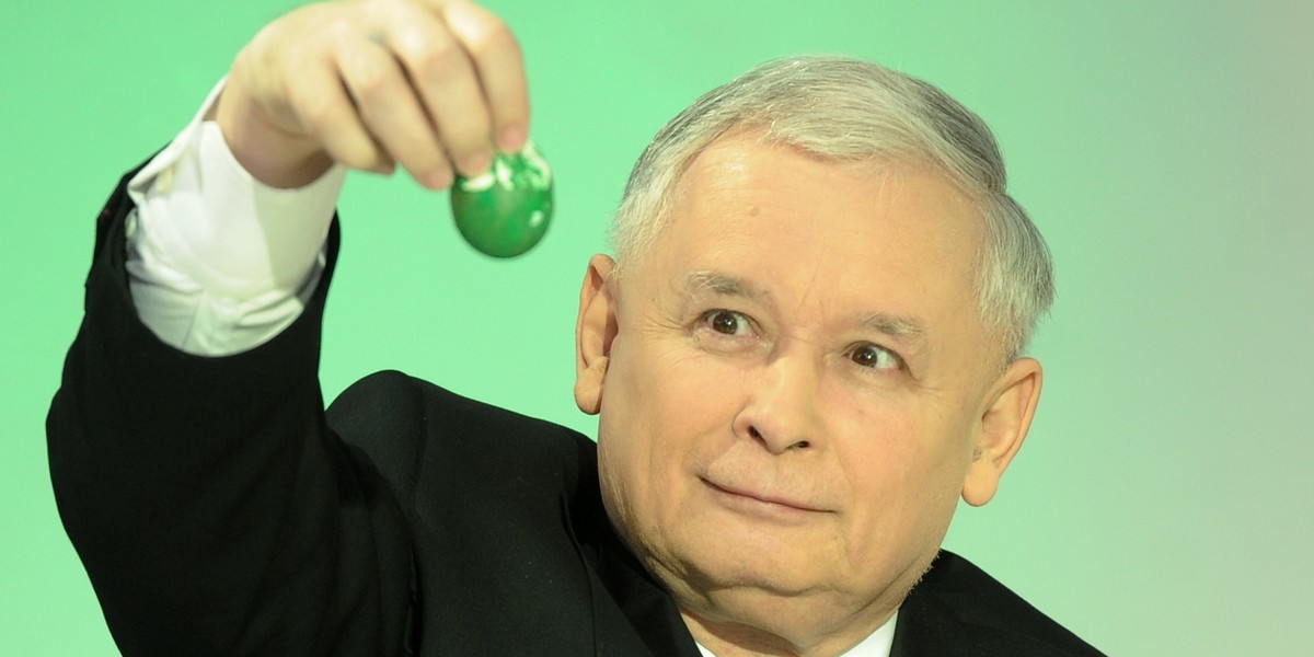 Kaczyński maluje jajka.