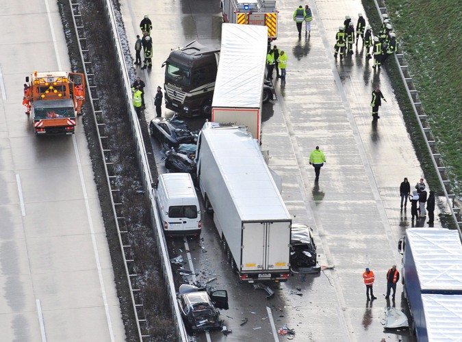 1 osoba zginęła, jest wielu rannych. Ratownicy mieli problemy z dotarciem do ofiar w rozbitych autach