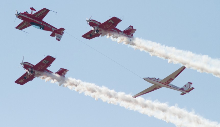 Pokaz grupy Żelazny podczas Międzynarodowych Pokazów Lotniczych Air Show 2015 w Radomiu  <br><br>fot. (mr) PAP/Michał Walczak