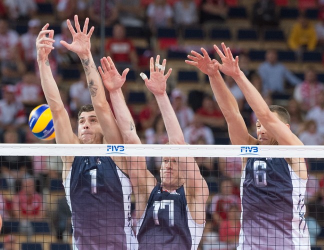 Donald Tusk nie przyniósł szczęścia siatkarzom. Polacy przegrali z USA