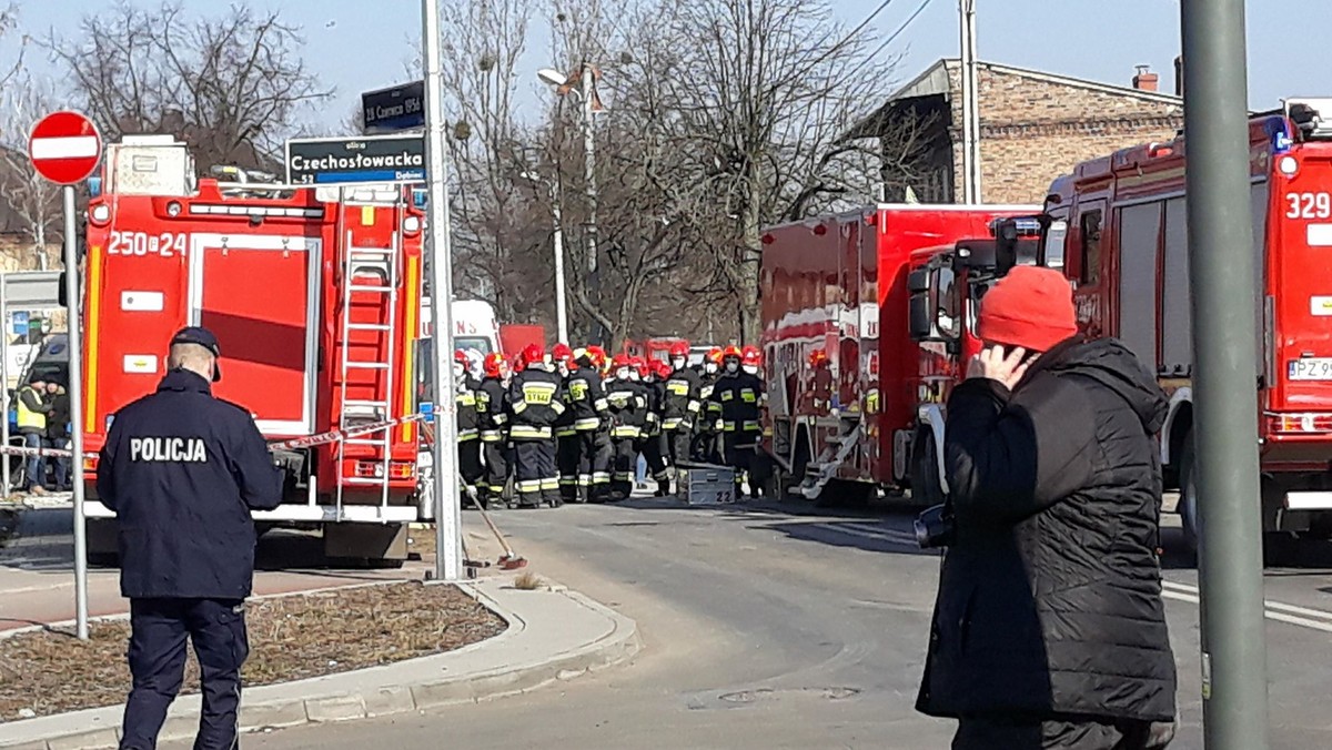 Dzisiaj poinformowano o piątej ofierze śmiertelnej wybuchu gazu w kamienicy na poznańskim Dębcu. Ale akcja służb wciąż trwa - niewykluczone, że liczba osób, które poniosły śmierć w tej tragedii, będzie większa. - Chciałbym, żeby była ona ostateczna, ale tego niestety rozstrzygać nie mogę - powiedział wojewoda wielkopolski Zbigniew Hoffmann. Nieznany jest los przynajmniej jednej osoby, która w chwili wybuchu mogła znajdować się w budynku.