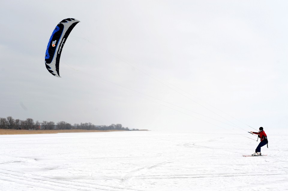 Snowkite na zamarzniętym Zalewie Wiślanym