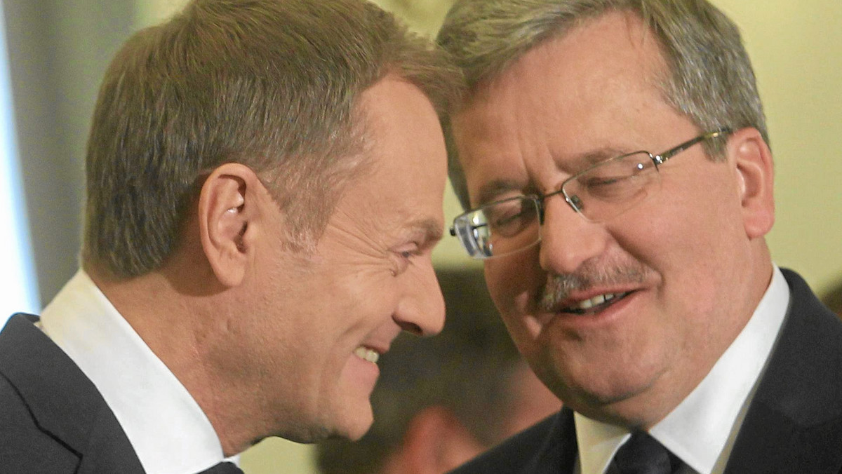 Tytuł polityka roku 2011 Polacy przyznali ex aequo Bronisławowi Komorowskiemu oraz Donaldowi Tuskowi (po 11 proc.) - wynika z sondażu CBOS. Drugie miejsce zajął Jarosław Kaczyński (5 proc.). Jednak aż 52 proc. badanych nie wskazało polityka godnego tego miana.