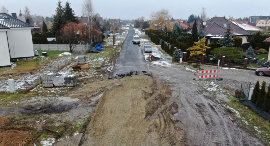 Koniec z brnięciem w błocie i zniszczonymi butami! Na ul. Sierpowej przebudowywany jest fragment jezdni, powstaje zupełnie nowy chodnik. 