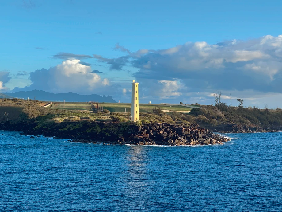 Kaua’i (Kauai). Strome klify tej wulkanicznej wyspy w archipelagu Hawajów przyciągają wielu turystów.