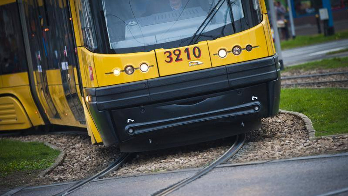 Komisja wypadkowa MPK ustala, co było przyczyną wczorajszego zderzenia dwóch tramwajów w centrum Wrocławia, na placu Orląt Lwowskich. W wypadku rannych zostało 11 osób, z czego dwie z nich – motorniczy i jeden z pasażerów – trafiły do szpitala. Na szczęście ich życiu nie zagraża niebezpieczeństwo.